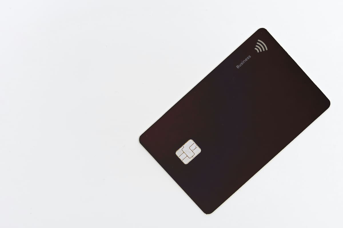 Eine schwarze Business-Zahlungskarte mit Chip auf weißem Untergrund